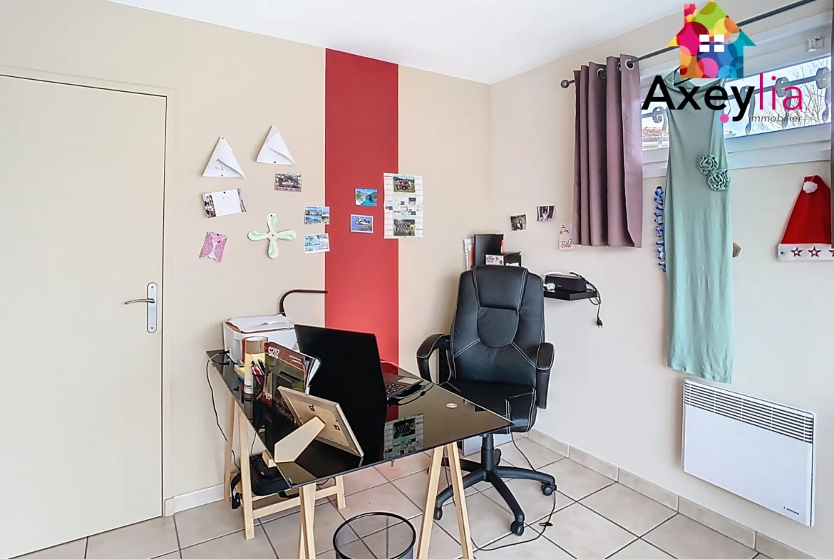Maison de plain-pied à vendre à Saint-Martin-d'Estréaux avec terrain et dépendances 
