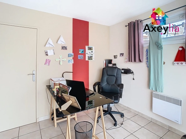 Maison de plain-pied à vendre à Saint-Martin-d'Estréaux avec terrain et dépendances 