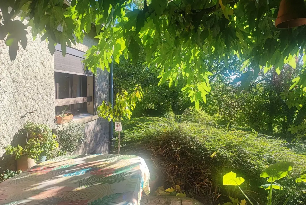 Maison de 110 m² avec grange et terrain à Alboussière 