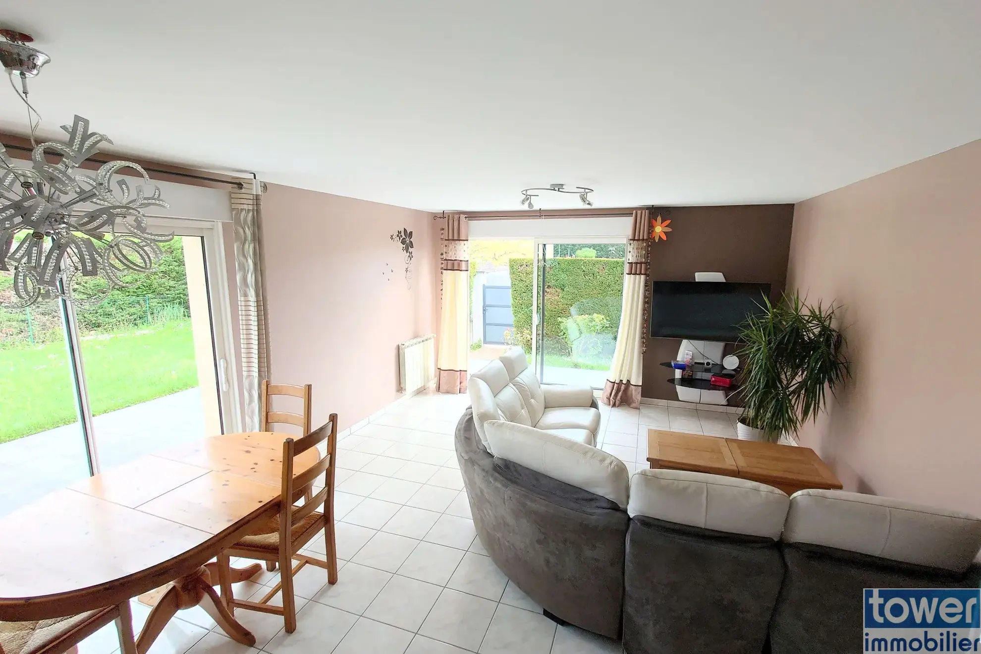 Maison de plain-pied à vendre à Villefranche-de-Rouergue, 94 m² avec terrasse et garage 