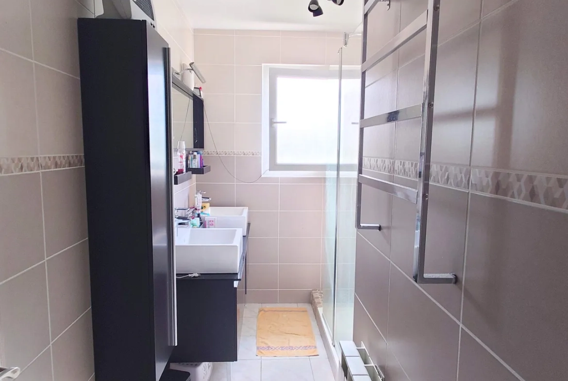 Maison de plain-pied à vendre à Villefranche-de-Rouergue, 94 m² avec terrasse et garage 