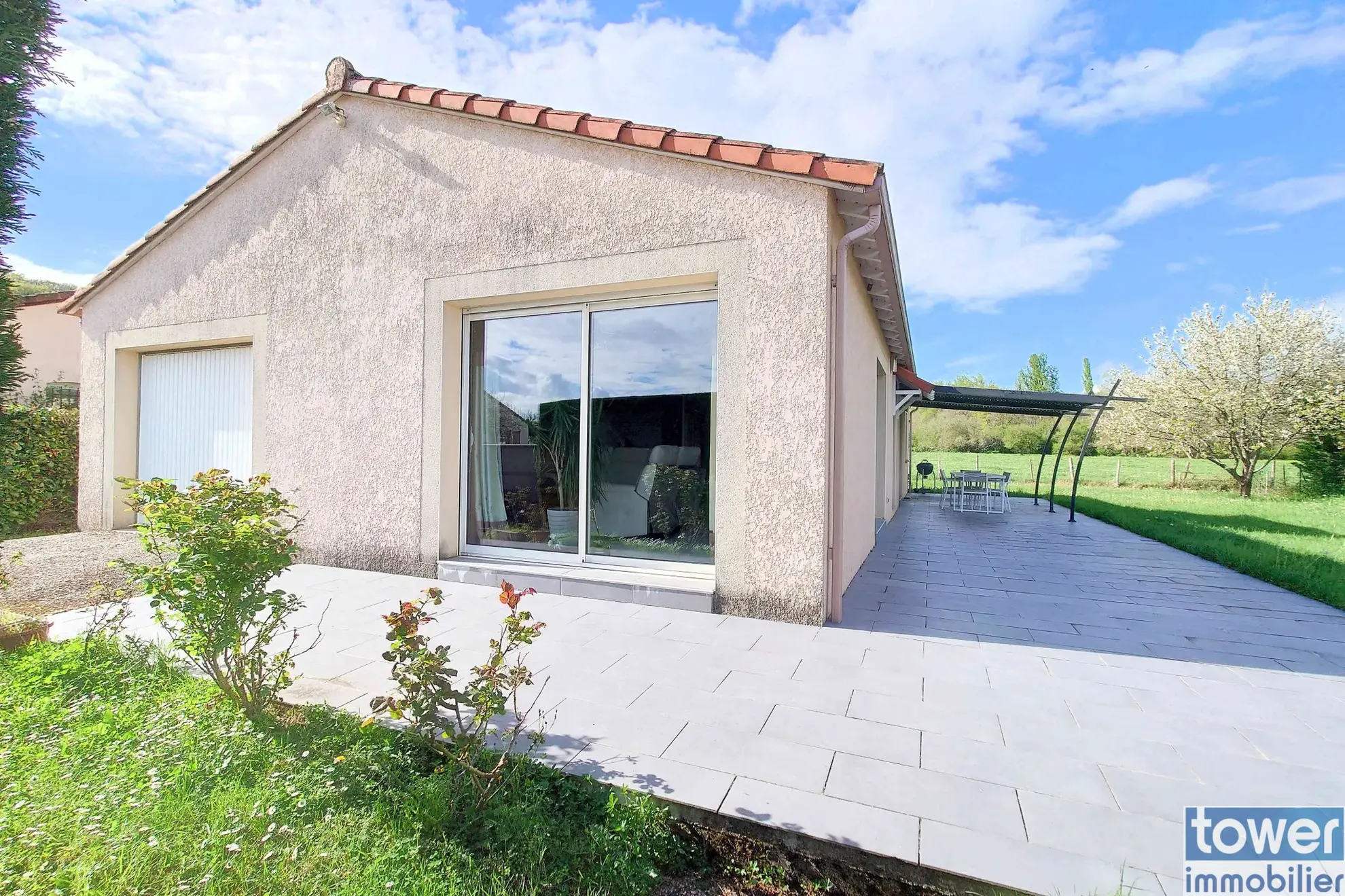 Maison de plain-pied à vendre à Villefranche-de-Rouergue, 94 m² avec terrasse et garage 