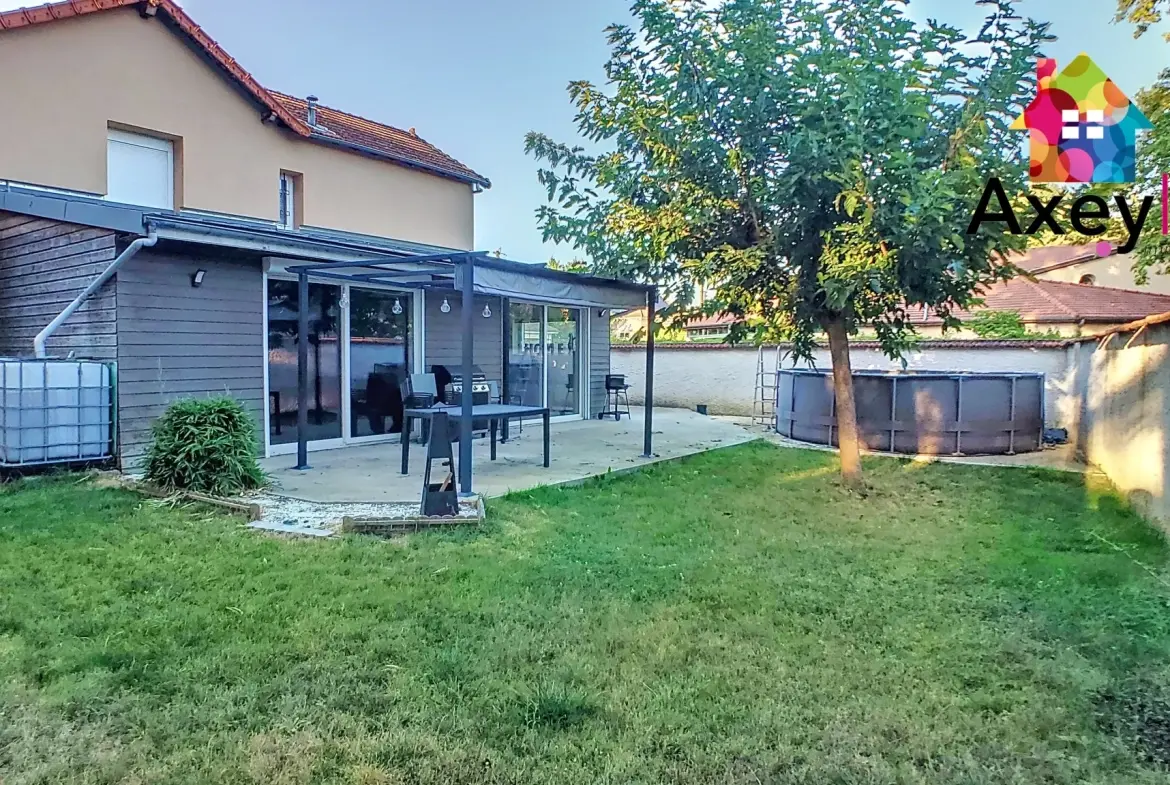 Maison ancienne rénovée avec terrain à Riorges, 4 chambres, grande terrasse, proximité commodités 
