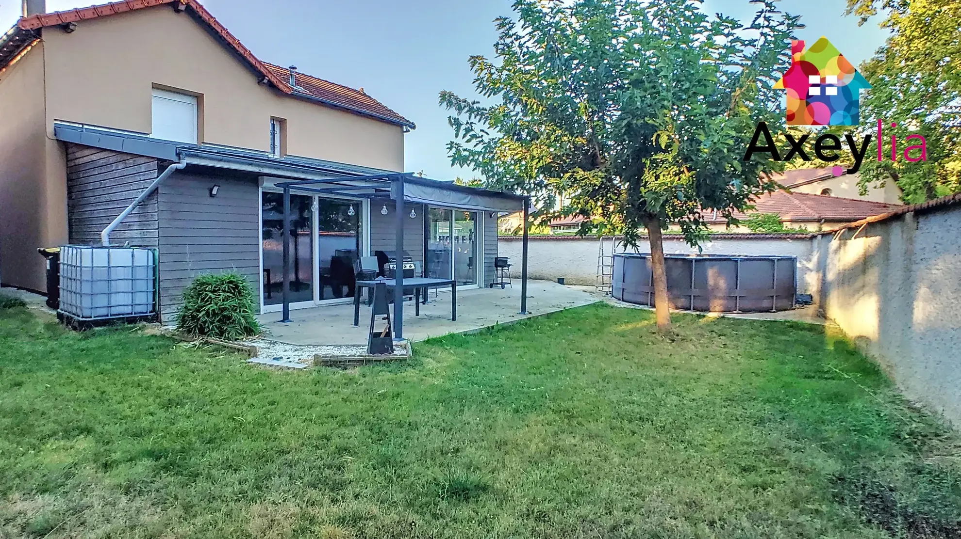 Maison ancienne rénovée avec terrain à Riorges, 4 chambres, grande terrasse, proximité commodités 
