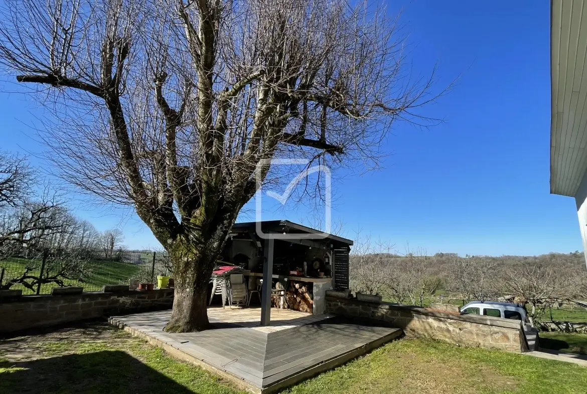 Vente d'un ensemble de deux maisons à Chenailler Mascheix - Belle Vue et Rénovation Récentes 