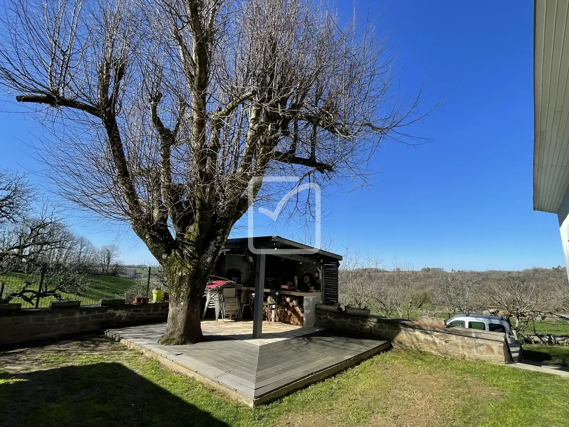 Vente d'un ensemble de deux maisons à Chenailler Mascheix - Belle Vue et Rénovation Récentes 
