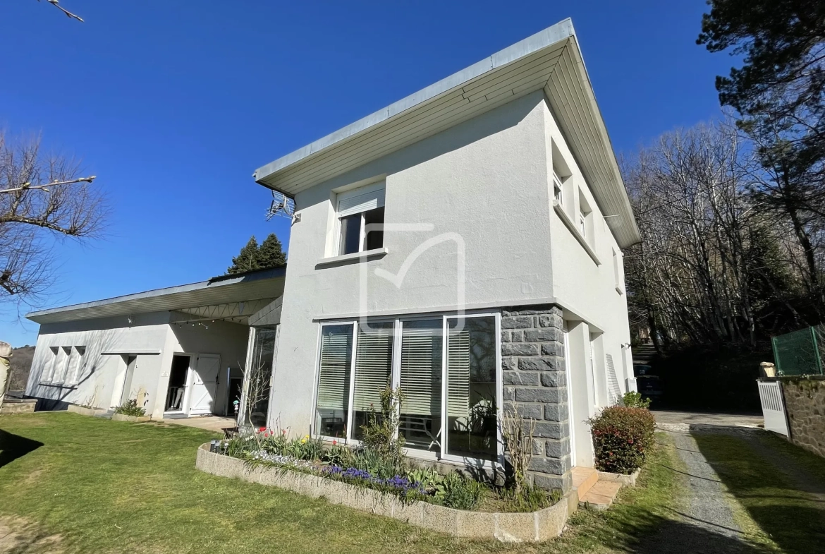 Vente d'un ensemble de deux maisons à Chenailler Mascheix - Belle Vue et Rénovation Récentes 