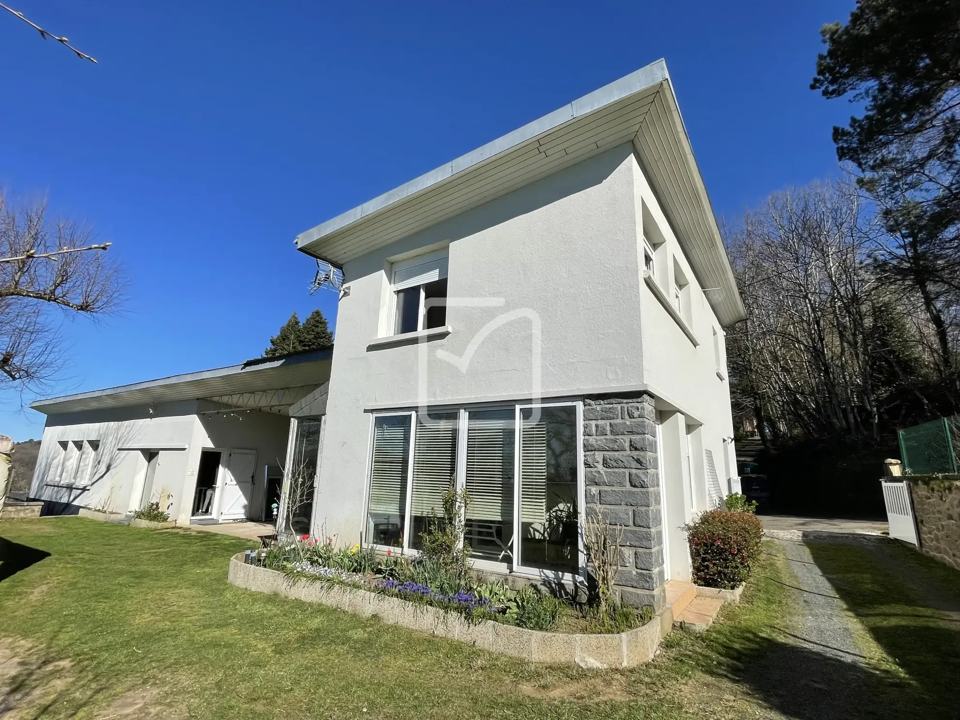 Vente d'un ensemble de deux maisons à Chenailler Mascheix - Belle Vue et Rénovation Récentes 