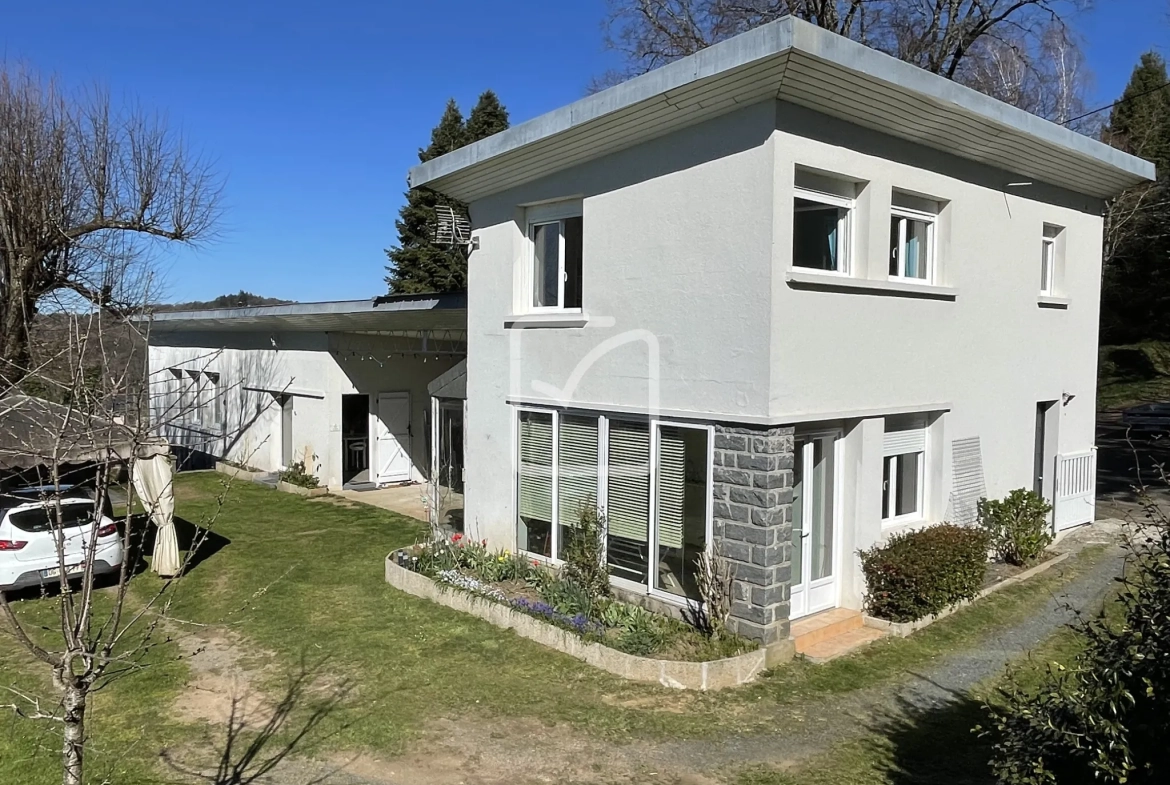 Vente d'un ensemble de deux maisons à Chenailler Mascheix - Belle Vue et Rénovation Récentes 