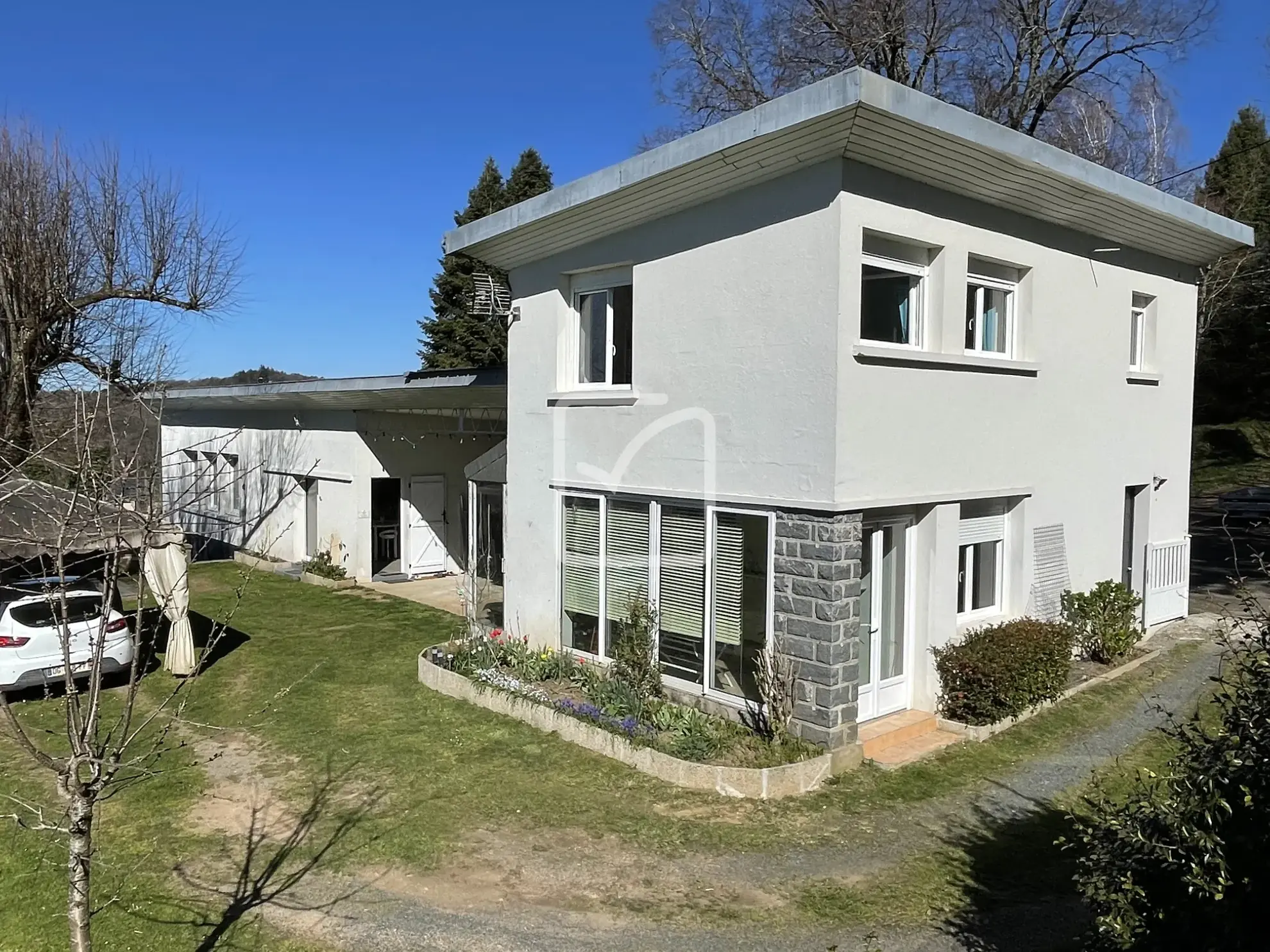 Vente d'un ensemble de deux maisons à Chenailler Mascheix - Belle Vue et Rénovation Récentes 