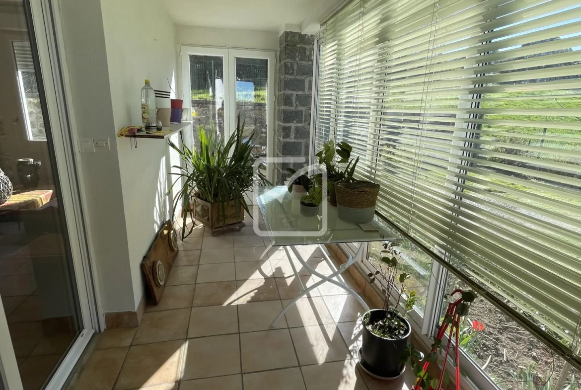 Vente d'un ensemble de deux maisons à Chenailler Mascheix - Belle Vue et Rénovation Récentes 