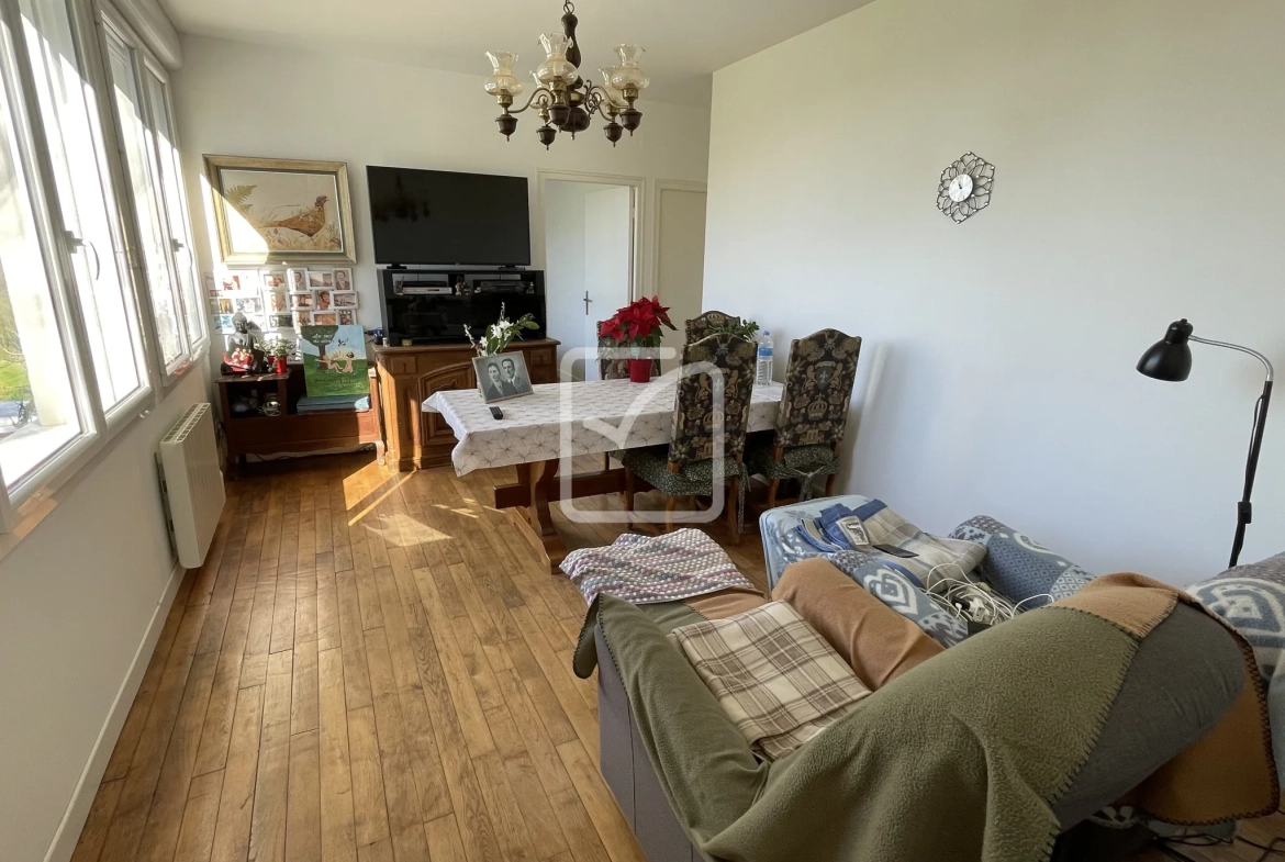 Vente d'un ensemble de deux maisons à Chenailler Mascheix - Belle Vue et Rénovation Récentes 