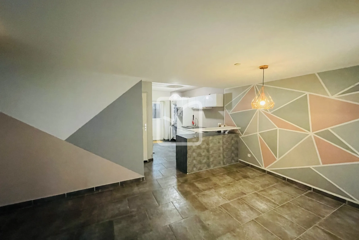 Maison mitoyenne à Hautmont de 62 m² en vente, proche commodités 