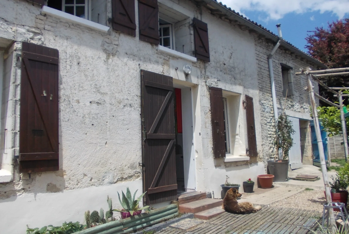 Maison de village rénovée avec garage à Matha - 117 m² 