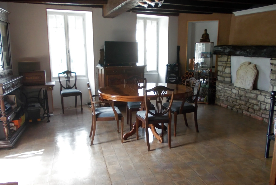 Maison de village rénovée avec garage à Matha - 117 m² 