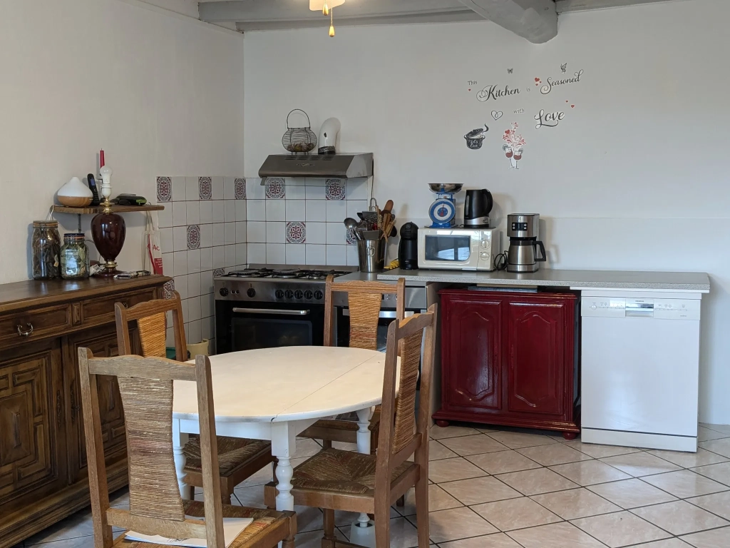 Maison de village rénovée avec garage à Matha - 117 m²