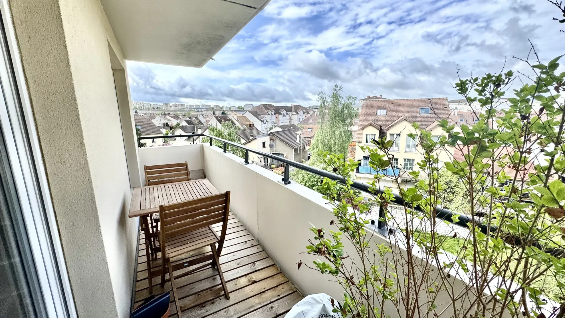 Appartement 3 pièces lumineux avec balcon, parking et cave à Poissy 