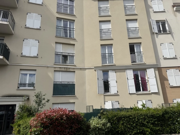 Appartement 3 pièces lumineux avec balcon, parking et cave à Poissy 