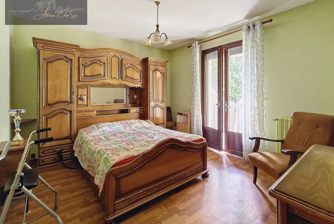 Maison familiale spacieuse avec 5 chambres, garages et grand terrain à Cassagnes Begonhes 