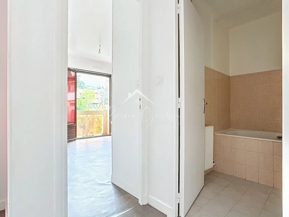 Appartement F2 de 38 m² avec terrasse à Saint-Affrique, idéale résidence ou investissement 