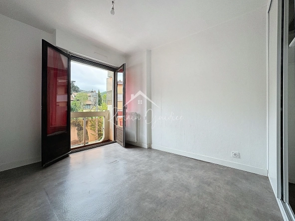 Appartement F2 de 38 m² avec terrasse à Saint-Affrique, idéale résidence ou investissement 