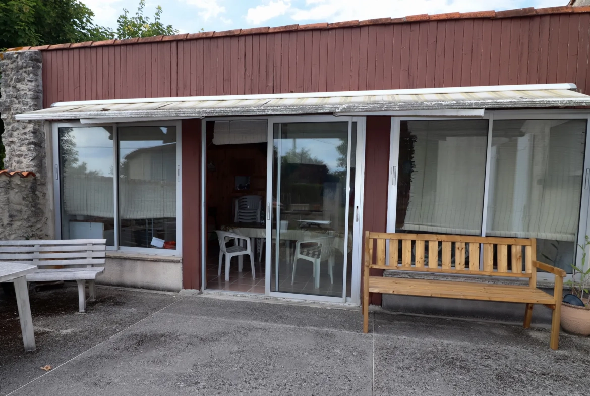 Maison en pierre avec dépendances et terrain constructible à Semussac proche Royan 