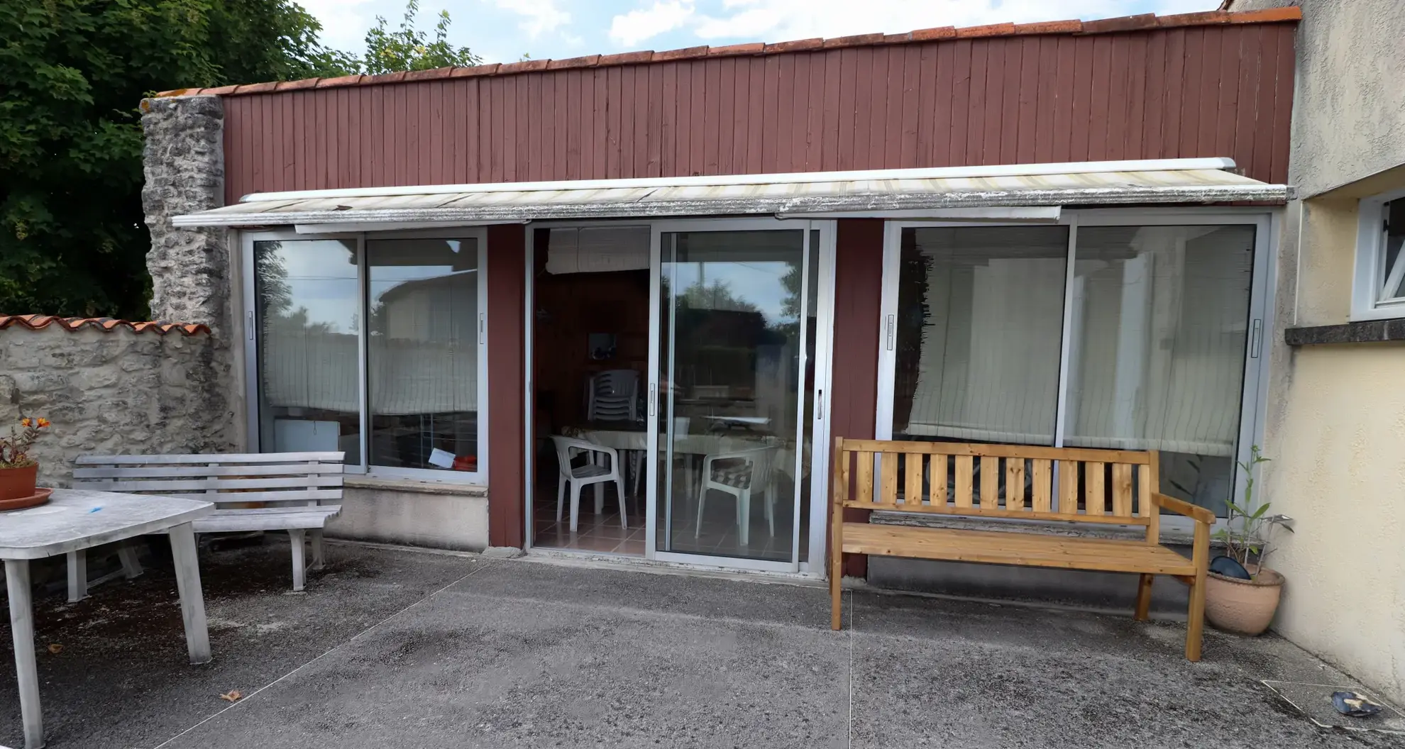Maison en pierre avec dépendances et terrain constructible à Semussac proche Royan 
