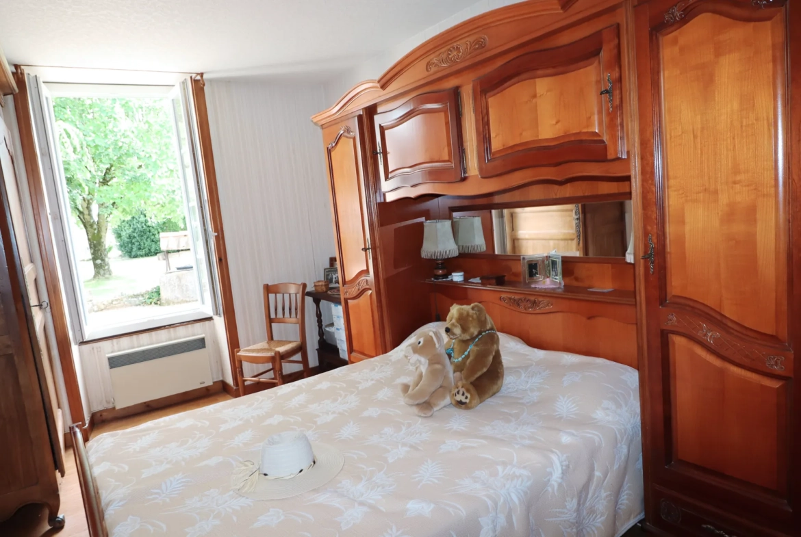 Maison en pierre avec dépendances et terrain constructible à Semussac proche Royan 