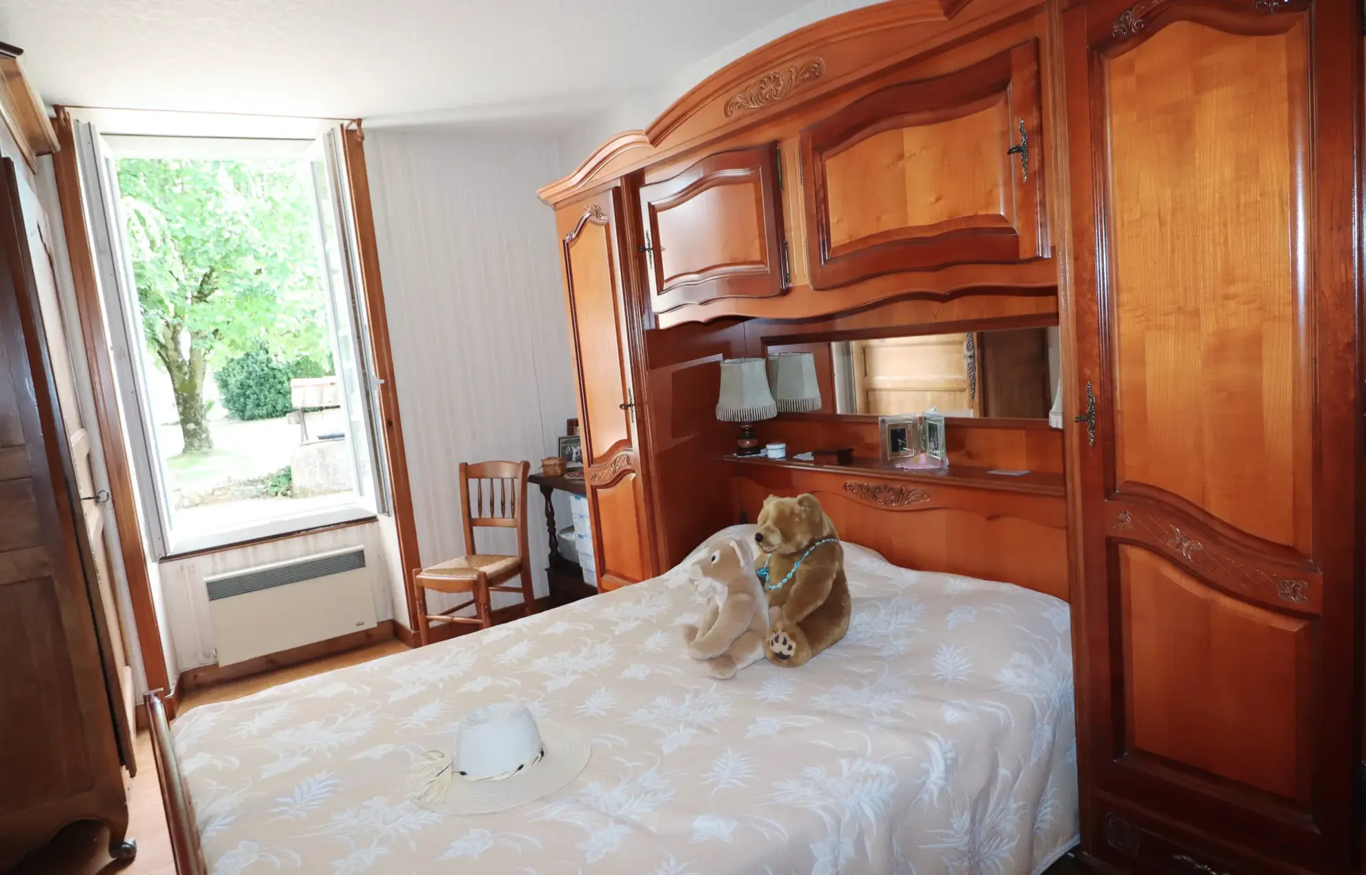 Maison en pierre avec dépendances et terrain constructible à Semussac proche Royan 