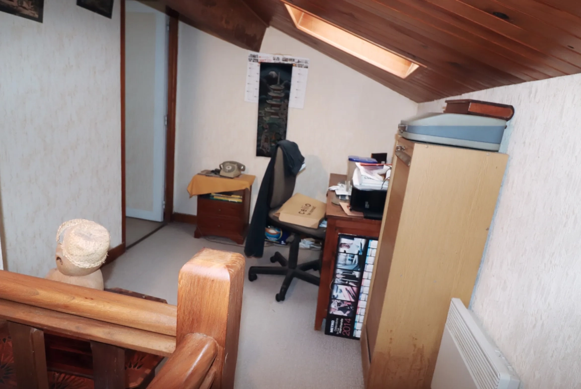 Maison en pierre avec dépendances et terrain constructible à Semussac proche Royan 