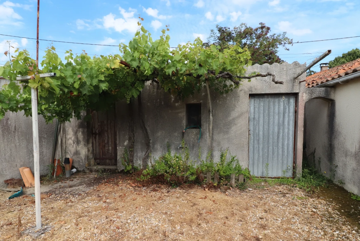 Maison en pierre avec dépendances et terrain constructible à Semussac proche Royan 