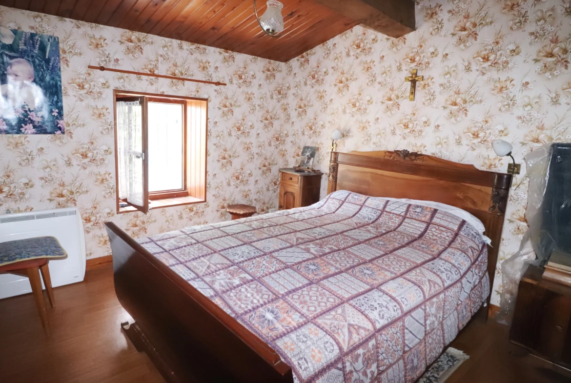 Maison en pierre avec dépendances et terrain constructible à Semussac proche Royan 
