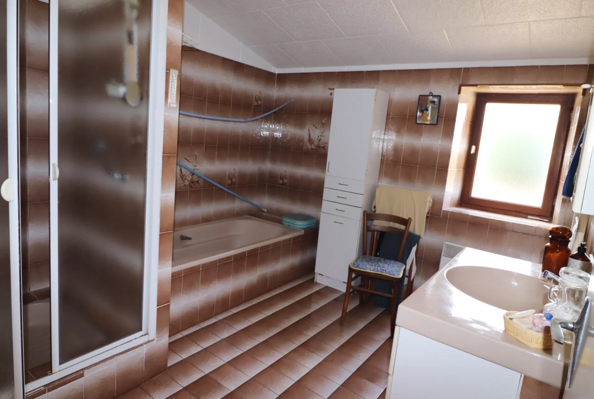 Maison en pierre avec dépendances et terrain constructible à Semussac proche Royan 