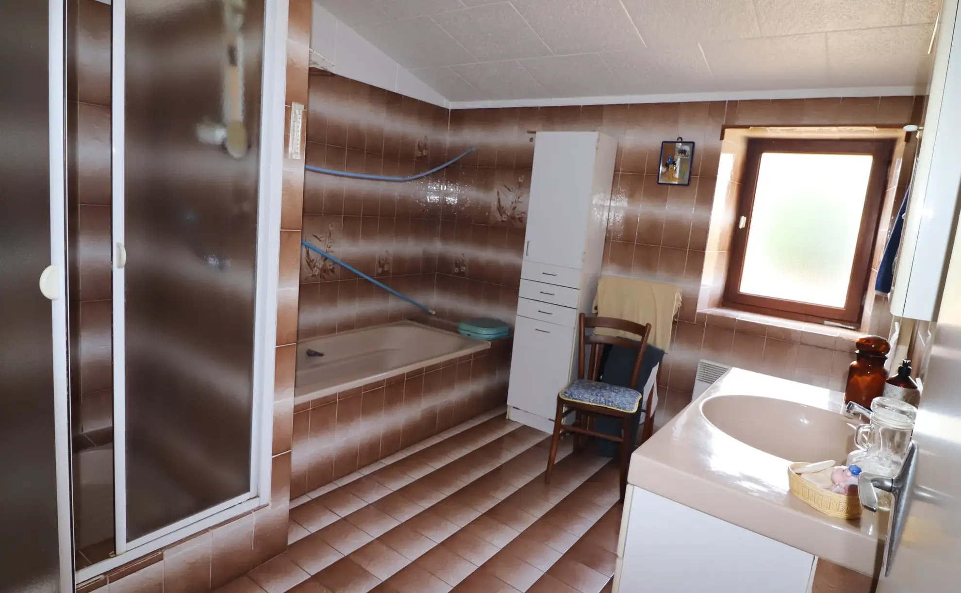Maison en pierre avec dépendances et terrain constructible à Semussac proche Royan 