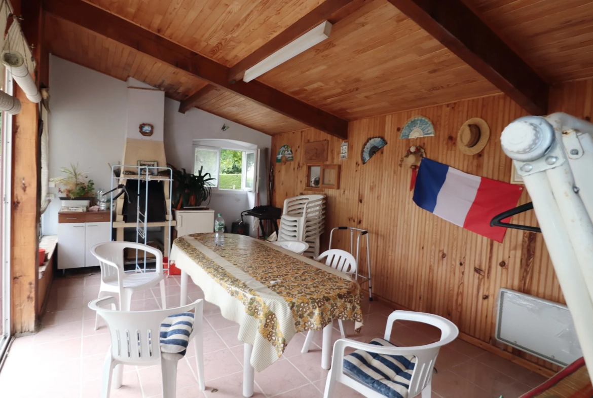 Maison en pierre avec dépendances et terrain constructible à Semussac proche Royan 