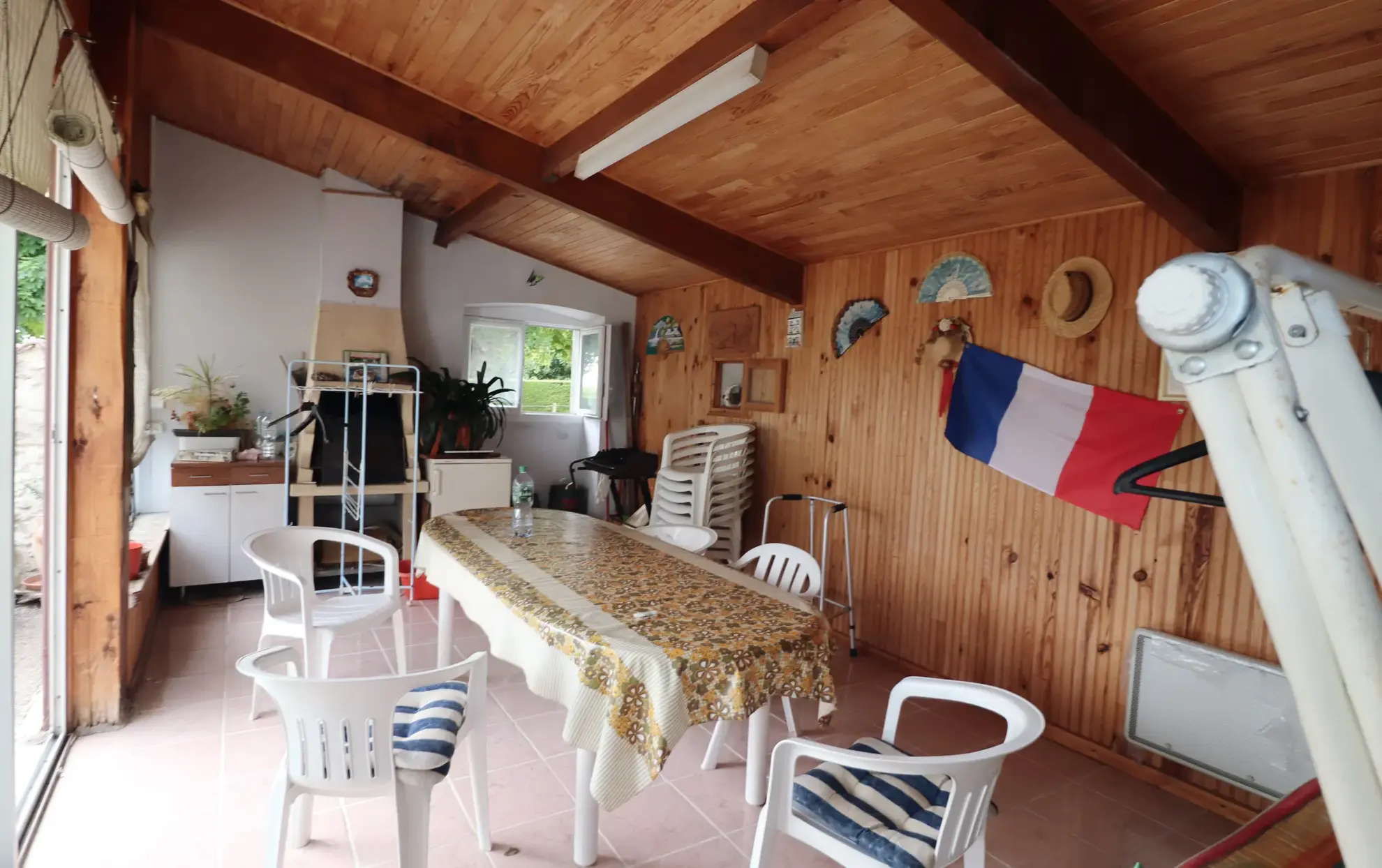Maison en pierre avec dépendances et terrain constructible à Semussac proche Royan 