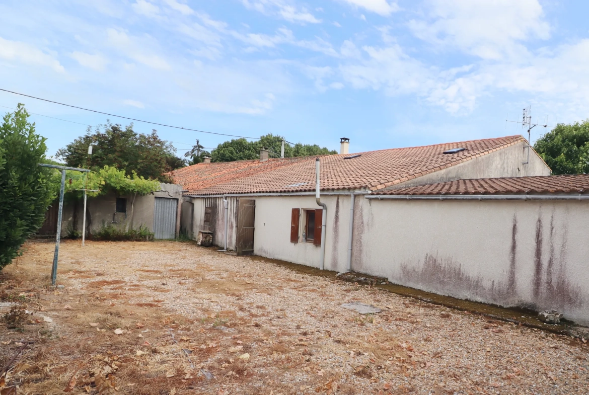 Maison en pierre avec dépendances et terrain constructible à Semussac proche Royan 