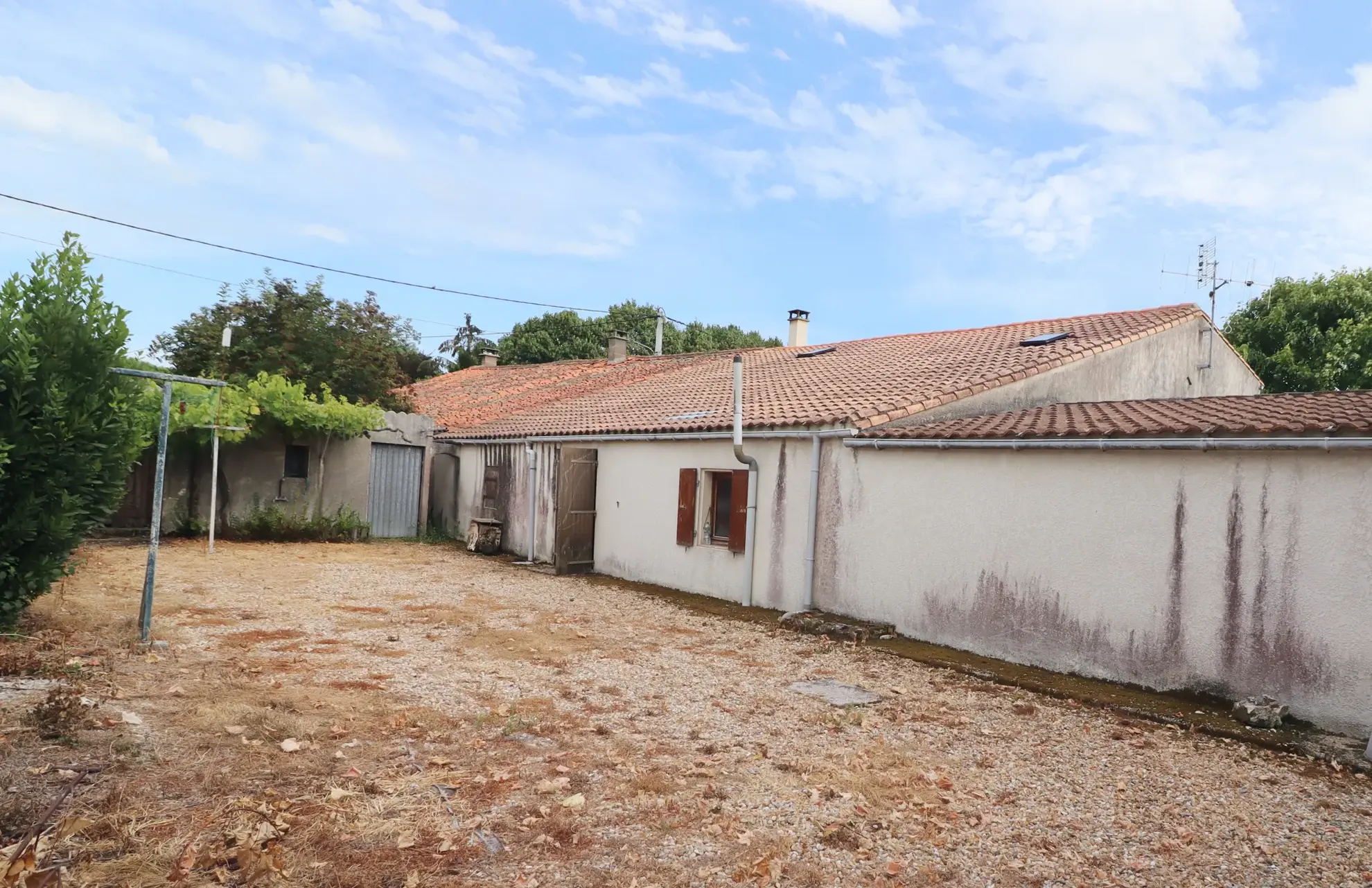 Maison en pierre avec dépendances et terrain constructible à Semussac proche Royan 
