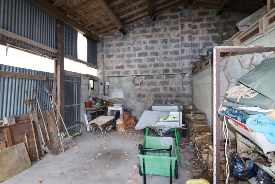 Maison en pierre avec dépendances et terrain constructible à Semussac proche Royan 