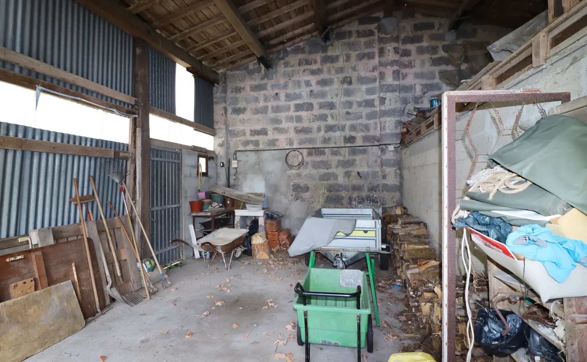 Maison en pierre avec dépendances et terrain constructible à Semussac proche Royan 