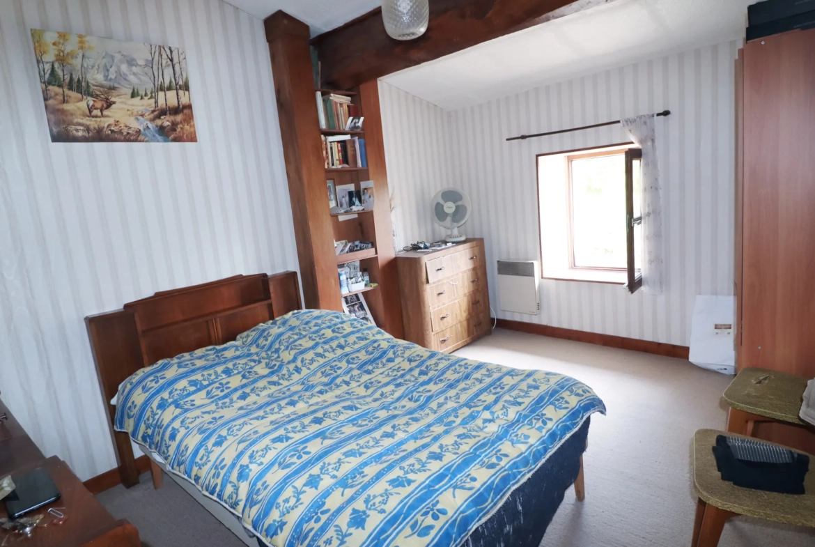 Maison en pierre avec dépendances et terrain constructible à Semussac proche Royan 