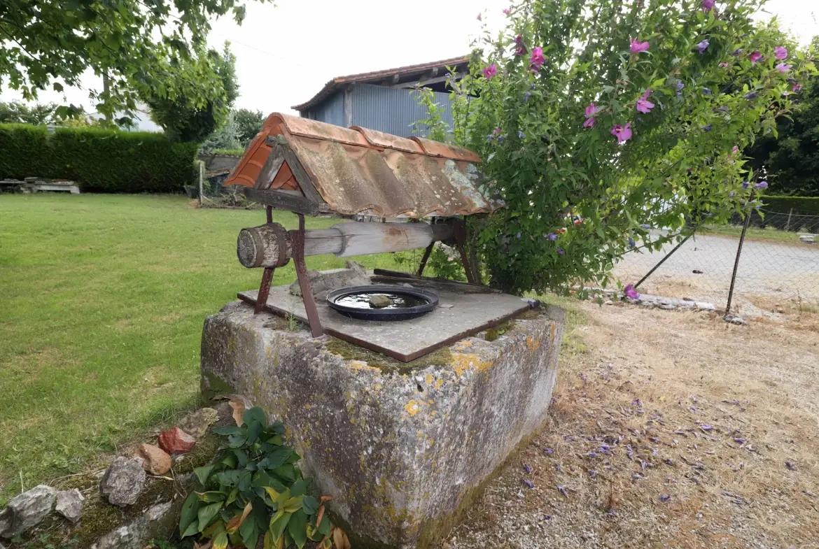 Maison en pierre avec dépendances et terrain constructible à Semussac proche Royan 
