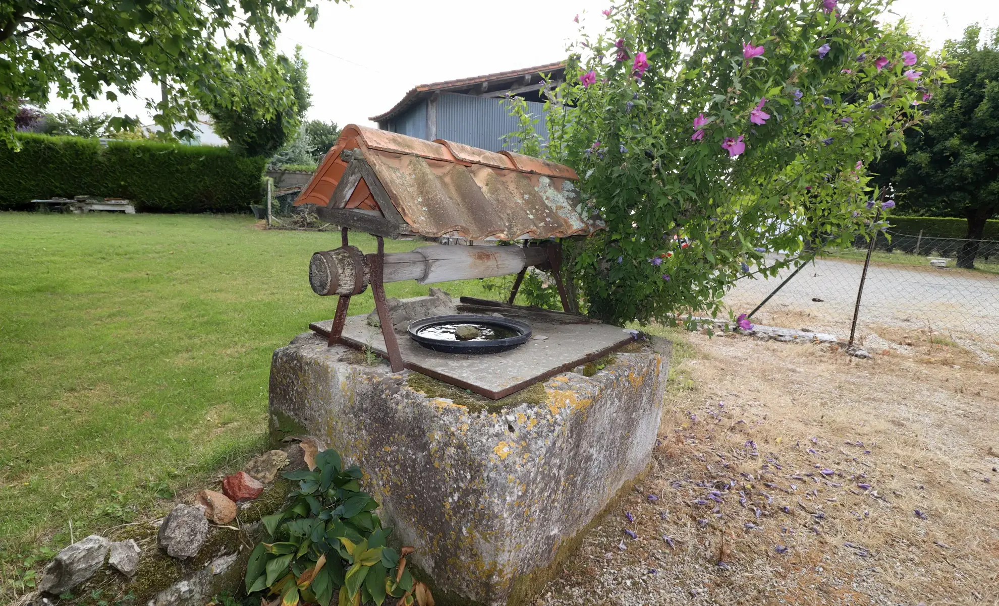 Maison en pierre avec dépendances et terrain constructible à Semussac proche Royan 