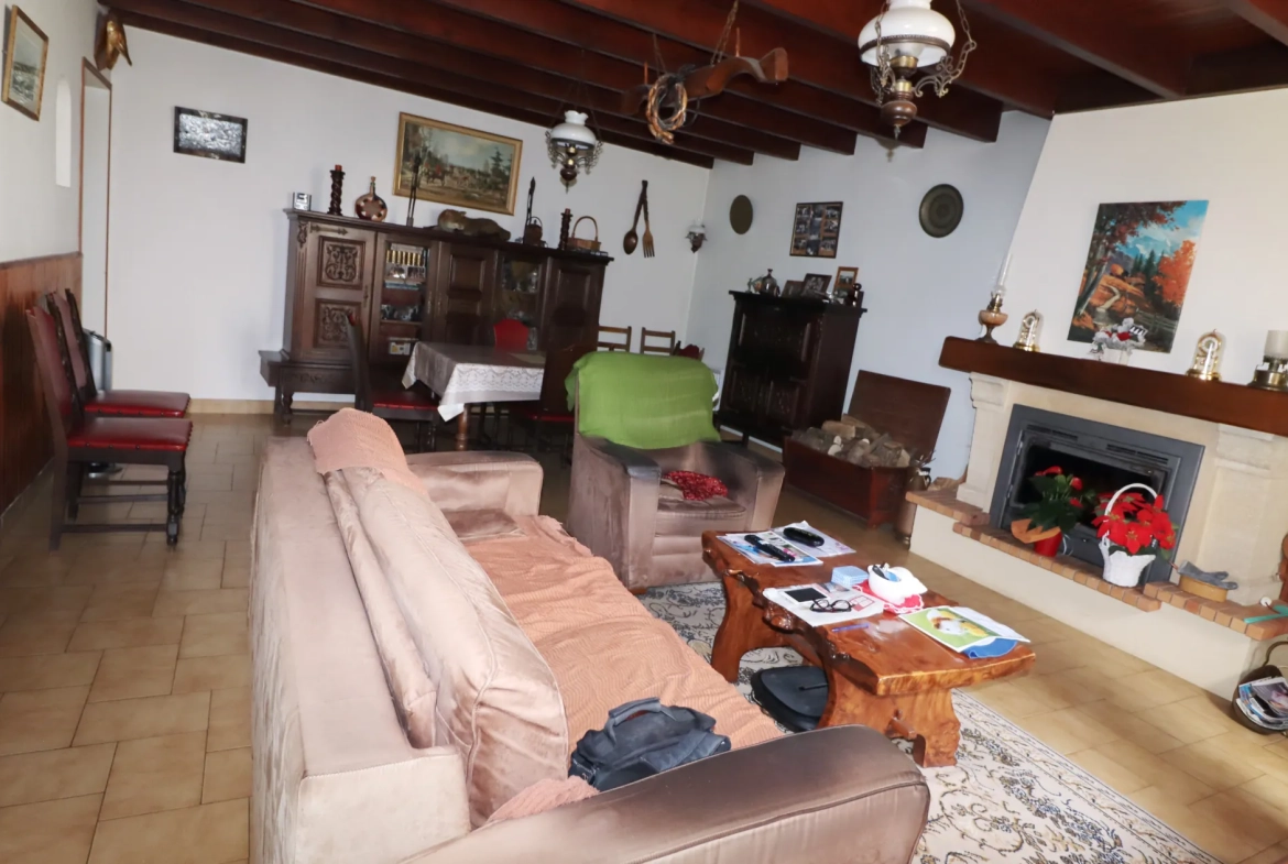 Maison en pierre avec dépendances et terrain constructible à Semussac proche Royan 