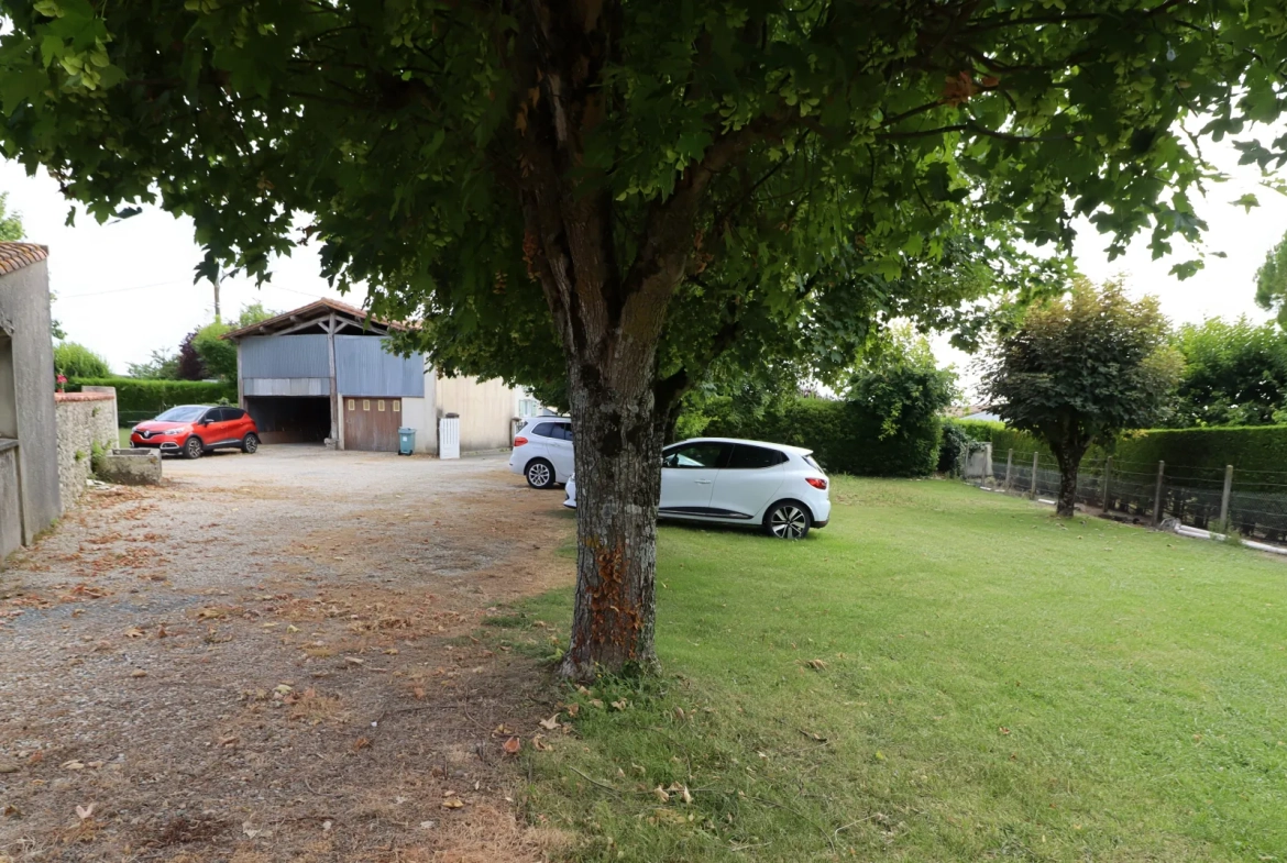 Maison en pierre avec dépendances et terrain constructible à Semussac proche Royan 