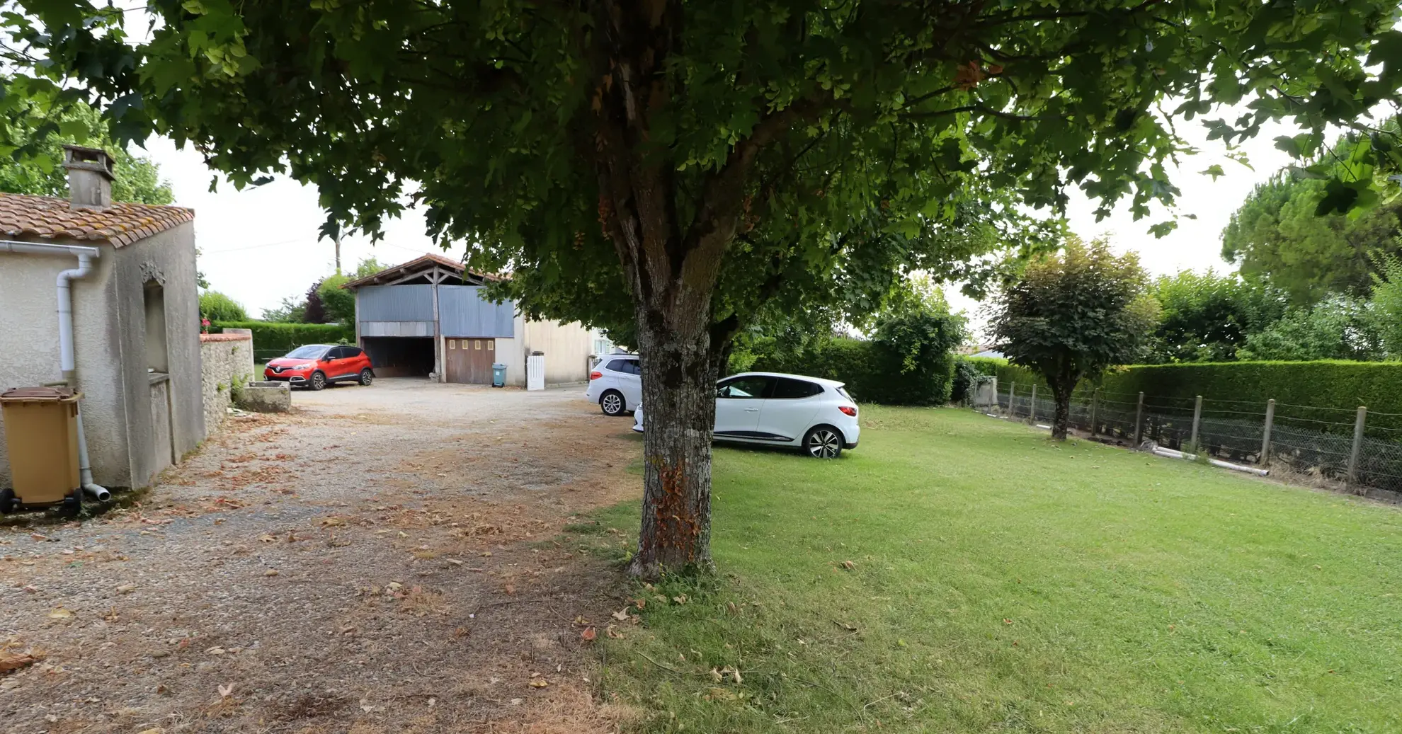 Maison en pierre avec dépendances et terrain constructible à Semussac proche Royan 