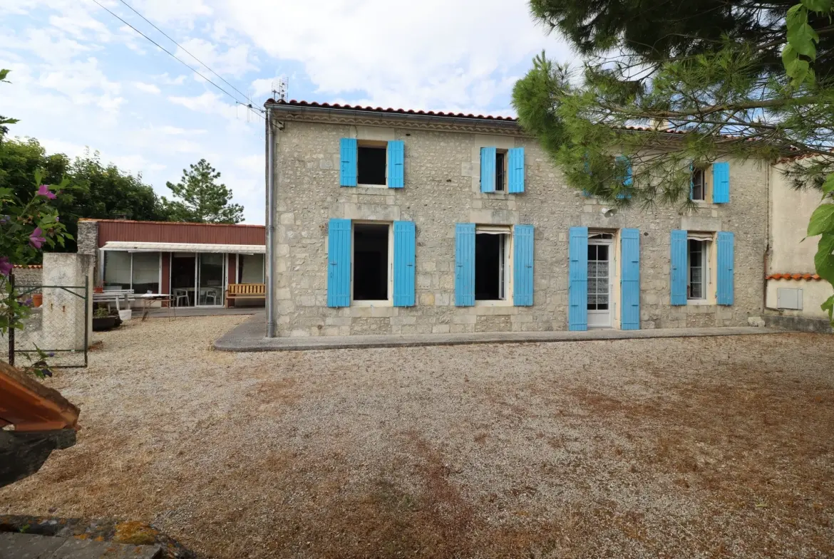 Maison en pierre avec dépendances et terrain constructible à Semussac proche Royan 