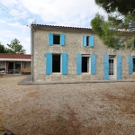 Maison en pierre avec dépendances et terrain constructible à Semussac proche Royan