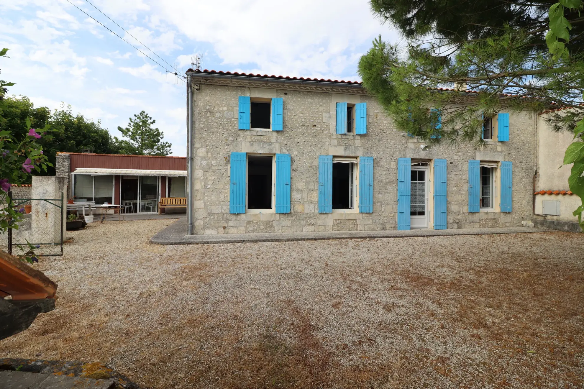 Maison en pierre avec dépendances et terrain constructible à Semussac proche Royan 