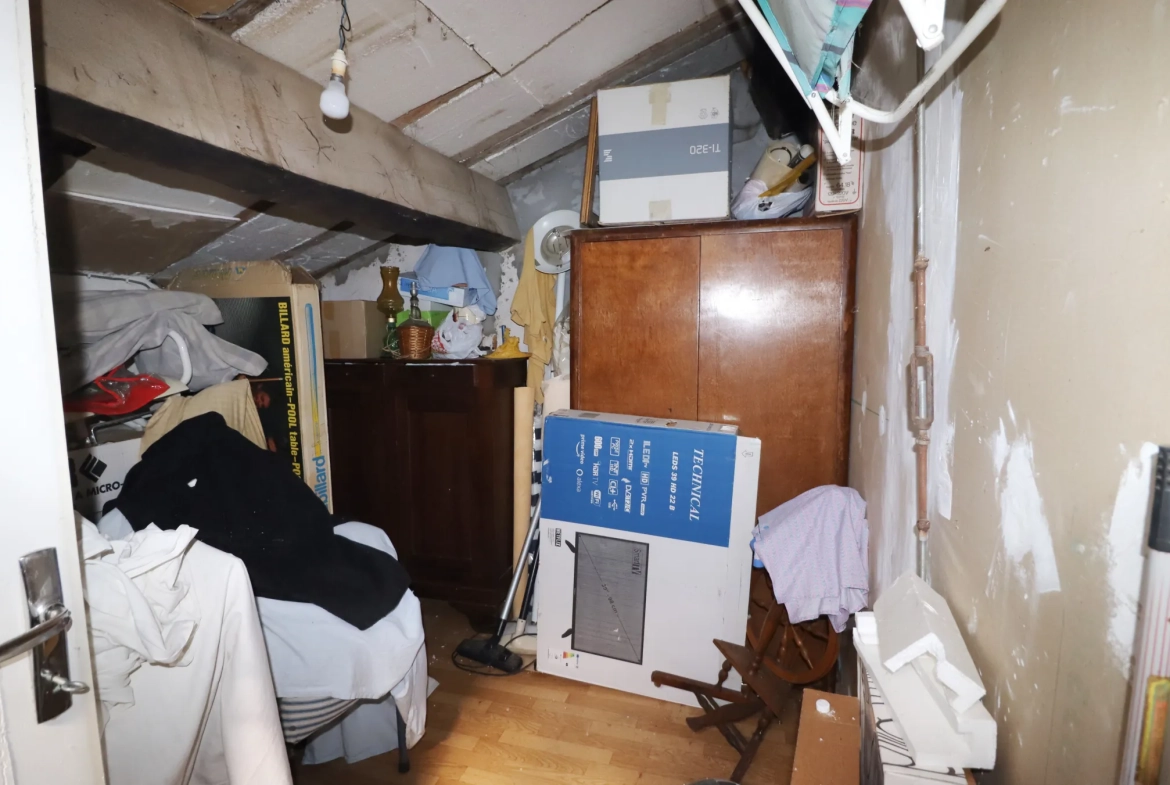 Maison en pierre avec dépendances et terrain constructible à Semussac proche Royan 